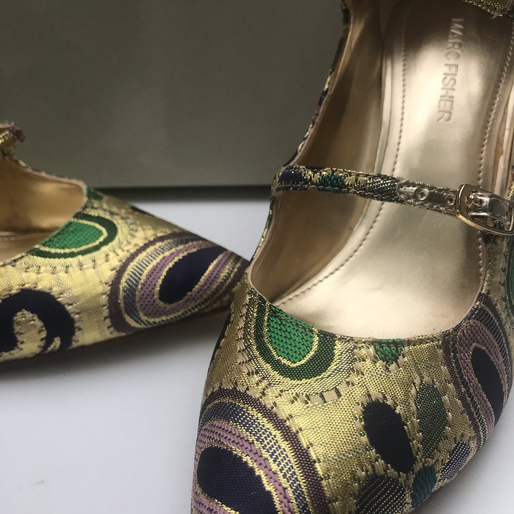 Marc Fisher Gold Brocade Heels NWOT - Picture 2 of 6